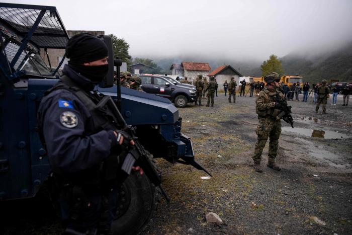 NATO karavīri un Kosovas policijas Speciālo uzdevumu vienība patrulē netālu no Kosovas un Serbijas robežas Jarinje ciemā Kosovas ziemeļos.Foto: AFP/Scanpix