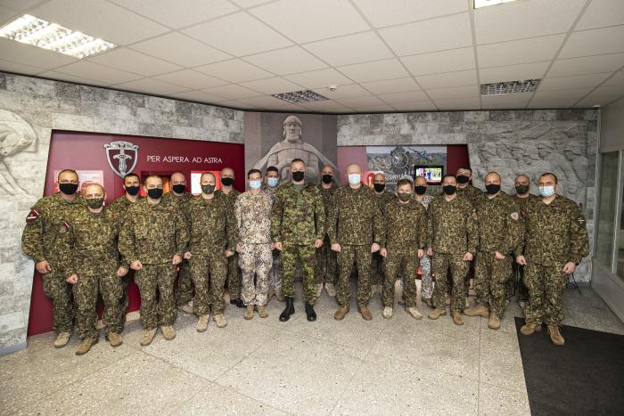 NATO apvienoto spēku virspavēlniecības Eiropā augstākais virsseržants Igaunijas bruņoto spēku augstākais virsseržants Sīms Saliste (Siim Saliste) kopā ar augstākā instruktora kursa kursantiem Nacionālajā Aizsardzības akadēmijā/ Armīns Janiks/Aizsardzības ministrija