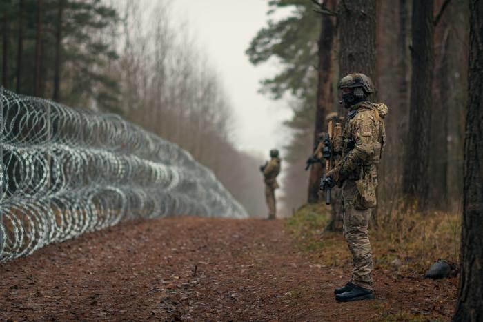 Valsts robežsardzes speciālo uzdevumu vienības "Sigma" kaujinieks uz Latvijas robežas ar Baltkrieviju/srž. Ēriks Kukutis/Aizsardzības ministrija