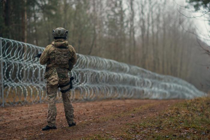 Valsts robežsardzes speciālo uzdevumu vienības "Sigma" kaujinieks uz Latvijas robežas ar Baltkrieviju