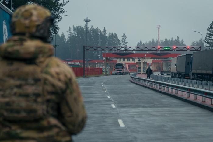 Foto: Baltkrievijas militarizēto vienību kaujinieks dodas Latvijas robežas virzienā/ srž. Ēriks Kukutis/Aizsardzības ministrija