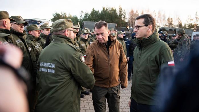 Polijas premjers Mateušs Moraveckis un Polijas aizsardzības ministrs Mariušs Blaščaks tiekas ar poļu robežsargiem