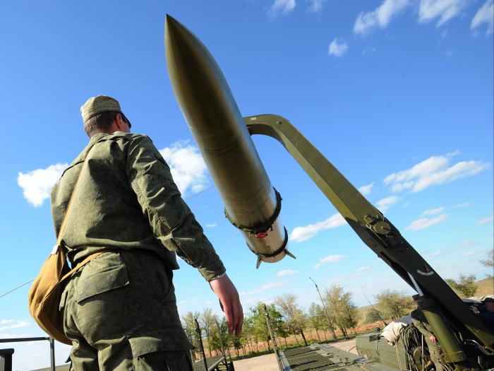 Krievijas karavīri "Iskander" taktisko ballistisko raķešu palaišanas iekārtā lādē kaujas raķeti/Dmitry Rogulin/TASS/Scanpix