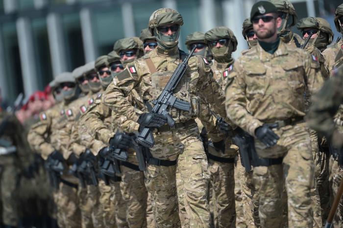 Polijas bruņoto spēku karavīri Polijas armijas dienas svinībās/EPA/Scanpix