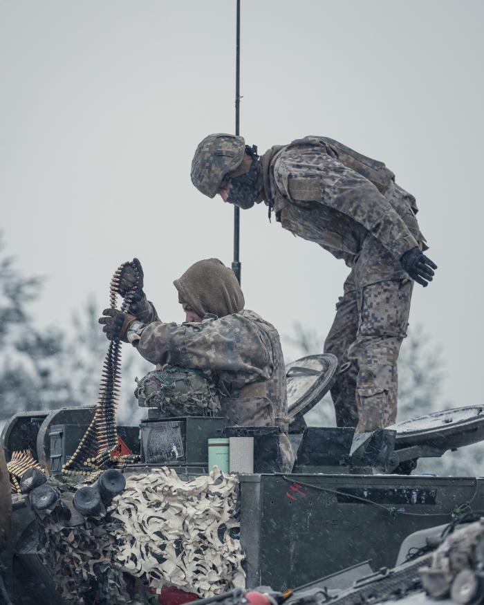 SzS MBde karavīri lādē munīciju ieročos mācībās "Winter Shield"/ srž. Ēriks Kukutis/Aizsardzības ministrija