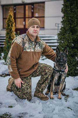 Virsseržants Raimonds Basliks un suņu meitene Danēlija. Foto: Armīns Janiks/Aizsardzības ministrija