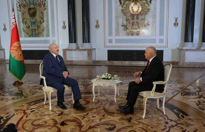 Baltkrievijas pašpasludinātais diktators A. Lukašenko sniedz interviju Rietumvalstu sankcijām pakļautajam Kremļa galvenajam propogandistam Dmitrijam Kiseļovam