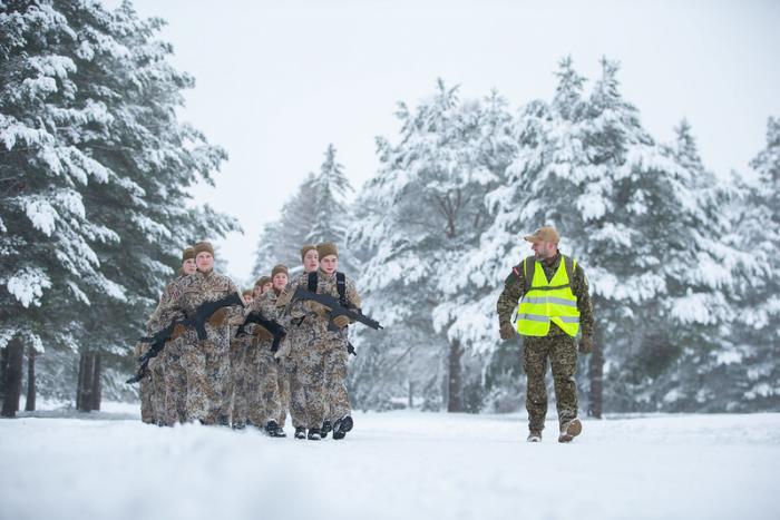 Pulkveža Oskara Kalpaka profesionālās vidusskolas audzēkņi veic 10 kilometru maršu ziemā