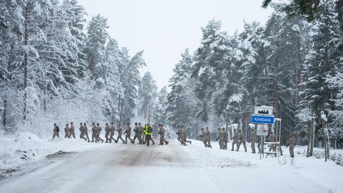 Pulkveža Oskara Kalpaka profesionālās vidusskolas audzēkņi veic 10 kilometru maršu ziemā