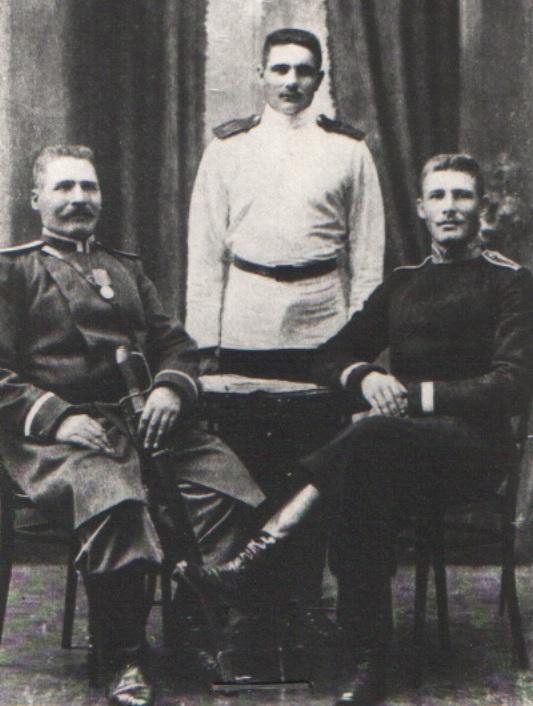 Oskars Kalpaks (sēž pa labi) kopā ar tēvabrāli Juri un brāli Kārli 1908. gadā Varšavā.