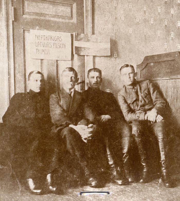 Oskars Kalpaks (otrais no labās) ar brāļiem Rubuļiem 1918. gada beigās Rīgā. 
