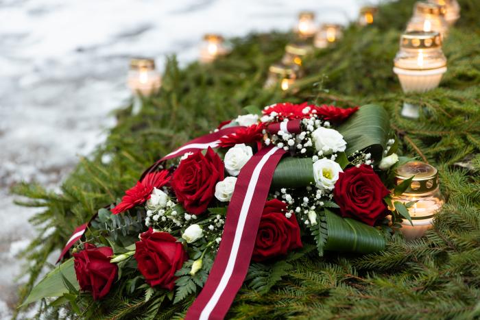 Ziedi Ziemassvētku kaujās kritušajiem latviešu strēlniekiem/Gatis Dieziņš/Aizsardzības ministrija
