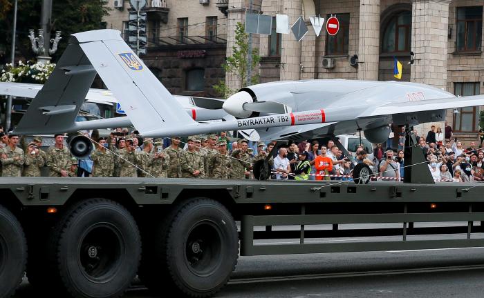 Ukrainas bruņoto spēku bezpilota lidaparāts "Bayraktar TB2" parādē Kijevā/ REUTERS/Scanpix