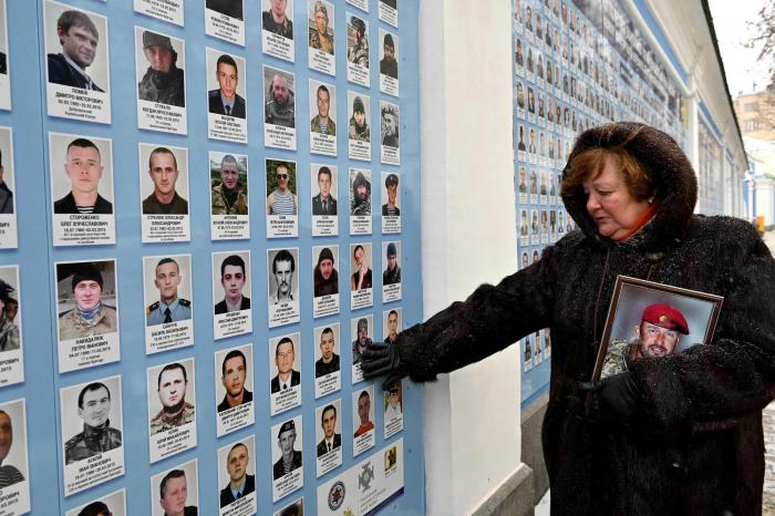 Karavīra māte pie Atmiņu sienas mirušajiem Ukraiņu aizstāvjiem. Viņas dēls zaudēja savu dzīvību, aizsargājot Doņeckas lidostu. Kaujas par lidostu norisinājās 242 dienas.