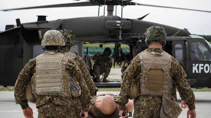 NBS Latvijas kontingenta karavīri sadarbībā ar ASV Gaisa spēkiem Kosovā veic MEDEVAC apmācību