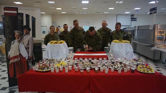 Latvijas kontingenta karavīri Latvijas dzimšanas dienas svinībās Kosovā 18. novembrī.