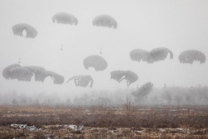 Foto: Gaisa pārapgādes treniņi Ādažu poligonā mācību "Sabre Strike" laikā/kar. K. Lejnieks/SZS MBde