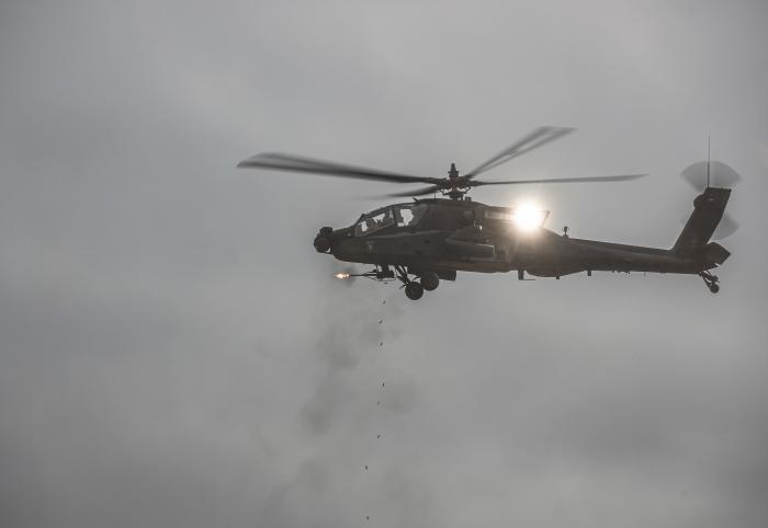 ASV bruņoto spēku helikopters "Apache" veic kaujas šaušanu Ādažu poligonā