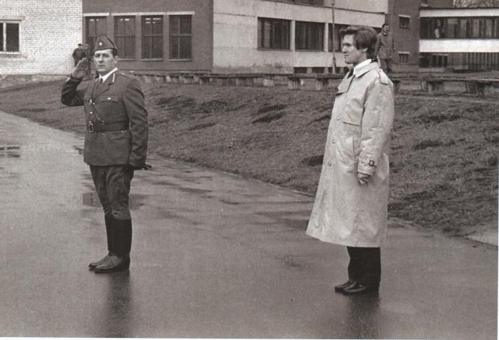 Latvijas Nacionālās Aizsardzības akadēmijas pirmā kursa atklāšana Mālpilī 1992. gada 6. aprīlī. No kreisās pulkvedis Valdis Matīss un tā laika Latvijas Aizsardzības ministrs Tālavs Jundzis. 