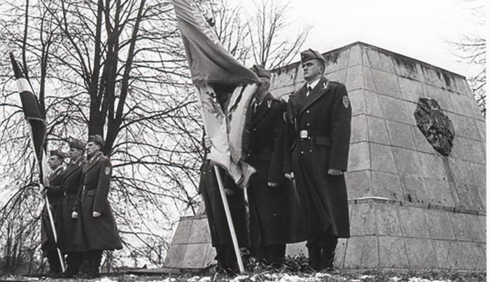 Kadeti goda sardzē pie atjaunotā pieminekļa Vareļos 1990. gadu vidū. Foto: Latvijas Nacionālās Aizsardzības akadēmijas arhīvs