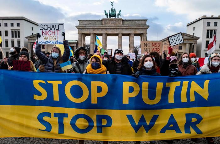 Protests pie Berlīnes Brandenburgas vārtiem 2022. gada 30. janvārī, kurā demonstranti nosodīja Krievijas karaspēka savilkšanu pie Ukrainas robežas un aicināja Vāciju aktīvāk aizstāvēt Ukrainas intereses. Foto: AFP/Scanpix
