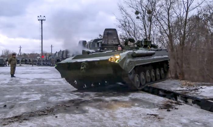 Krievijas bruņutehnika ierodas uz militārajām mācībām Baltkrievijā/Foto: AP/Scanpix