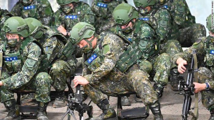 Taivānas rezerves karavīri 14 dienu intensīvajā apmācībā/Foto: CNN