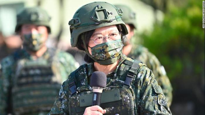Taivānas prezidente Cai Inveņa vizītē pie rezerves karavīriem (Tsai Ing-wen)/Foto: CNN
