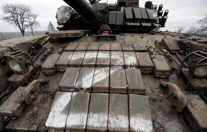 Separātistu pašpasludinātās Luhanskas Tautas Republikas bruņoto spēku tankā redzams prokrievisko spēku karavīrs