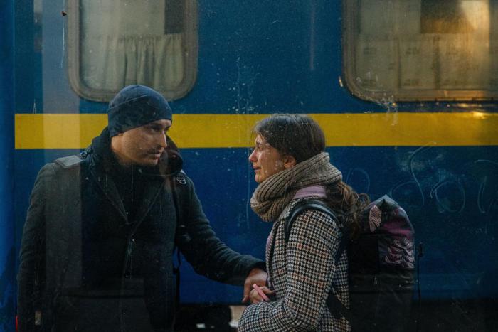 Pāris gaida evakuācijas vilcienu Kijevas centrālajā dzelzceļa stacijā 2022. gada 28. februārī.