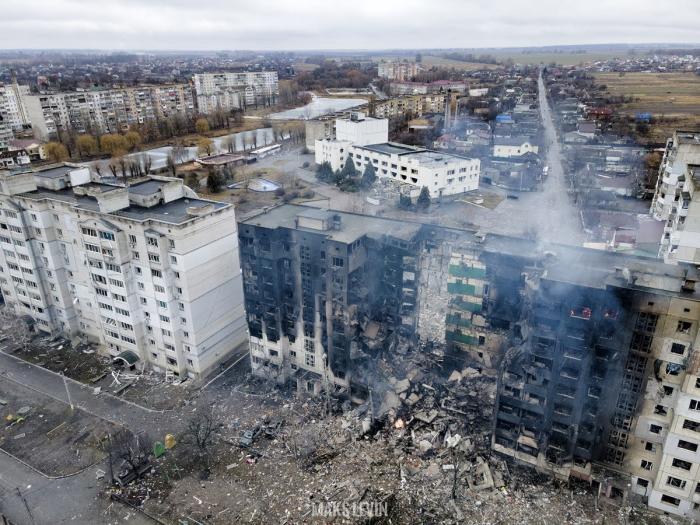 Sabombardēta dzīvojamā ēka Ukrainā