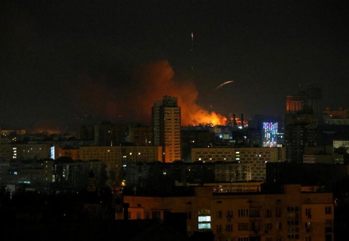 Krievijas okupācijas spēku radītās liesmas virs Kijivas 26. februārī.