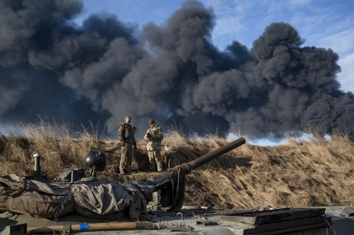 Ukrainas bruņoto spēku karavīri cīnās pret Krievijas agresoriem