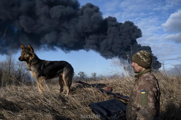Ukrainas karavīrs un suns frontes līnijā cīņa pret Krievijas okupācijas spēkiem