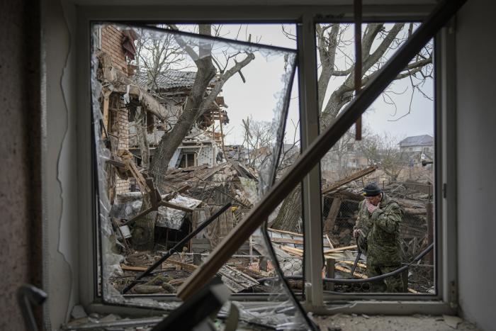 Krievijas okupantu sagrautas dzīvojamās mājas un Ukarinas karavīrs