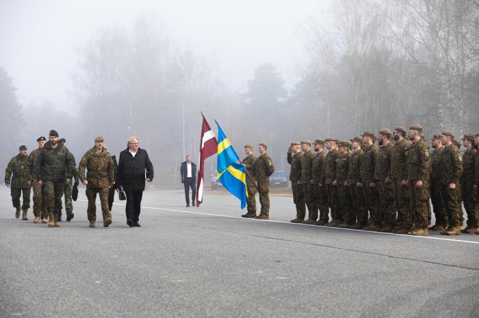 Zviedrijas aizsardzības ministrs Pēters Hulkvists vizītes laikā Latvijā