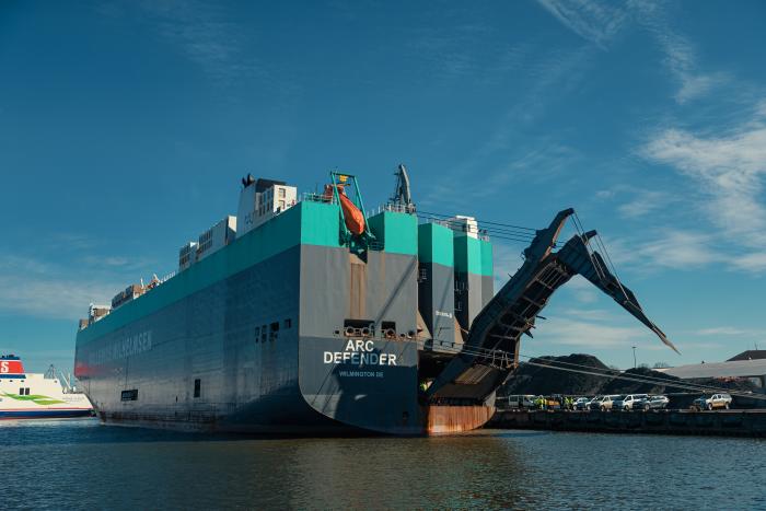 Foto: ASV transporta kuģis "ARC Defender" ienāk Liepājas ostā, lai nogādātu mācībām "Defender Europe 2022" paredzēto kaujas tehniku / srž. Ēriks Kukutis/ Aizsardzības ministrija.