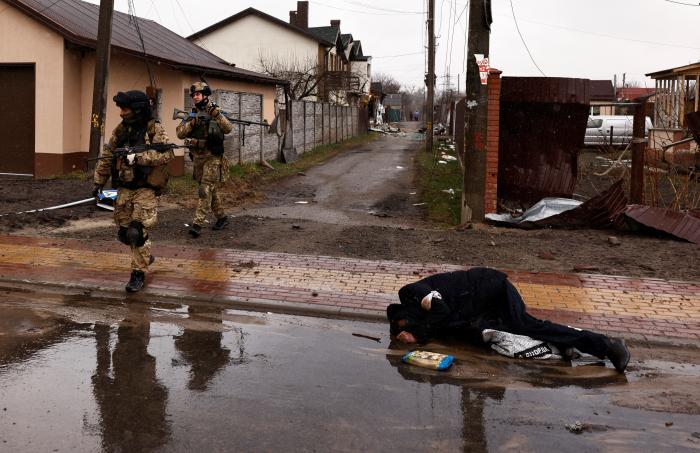 Ukrainas bruņoto spēku karavīri atbrīvo Buču no krievu okupantiem, konstatējot to pastrādātos kara noziegumus