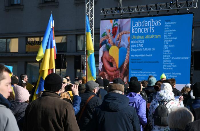 Cilvēki Vienības laukumā Daugavpilī, kur uz pilsētas lielā ekrāna pārraida labdarbības koncertu atbalstam Ukarinai_Ivars Soikāns