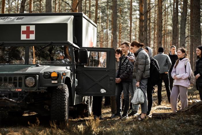 Jaunieši Sauszemes spēku Mehanizētās kājnieku brigādes atvārto durvju dienās/Foto: kar. K. Lejnieks/SZS MBde