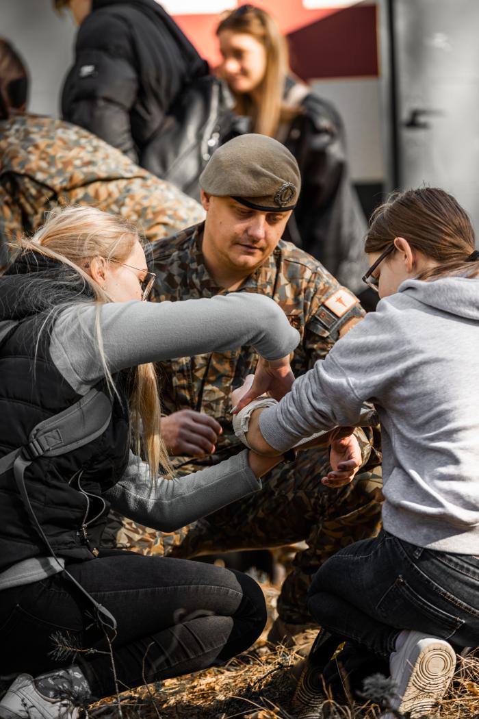 Jaunieši Sauszemes spēku Mehanizētās kājnieku brigādes atvārto durvju dienās/Foto: kar. K. Lejnieks/SZS MBde