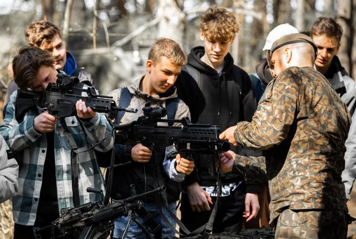 Jaunieši Sauszemes spēku Mehanizētās kājnieku brigādes atvārto durvju dienās/Foto: kar. K. Lejnieks/SZS MBde