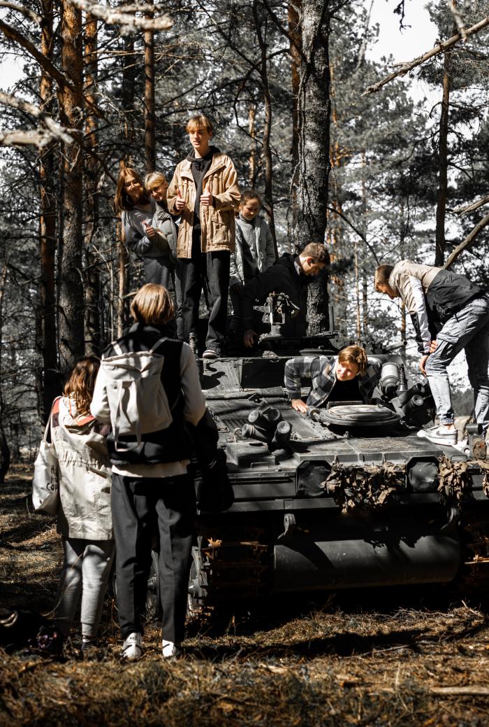 Jaunieši Sauszemes spēku Mehanizētās kājnieku brigādes atvārto durvju dienās/Foto: kar. K. Lejnieks/SZS MBde