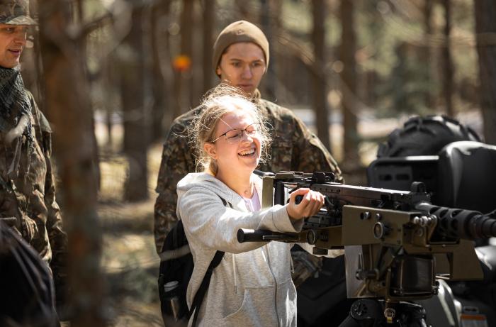 Jaunieši Sauszemes spēku Mehanizētās kājnieku brigādes atvārto durvju dienās/Foto: kar. K. Lejnieks/SZS MBde