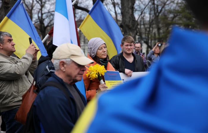 Protests pret karu Ukarinā pie Brīvības pieminekļa, ko organizē kustības Krievu balss pret karu_Paula Čurkste