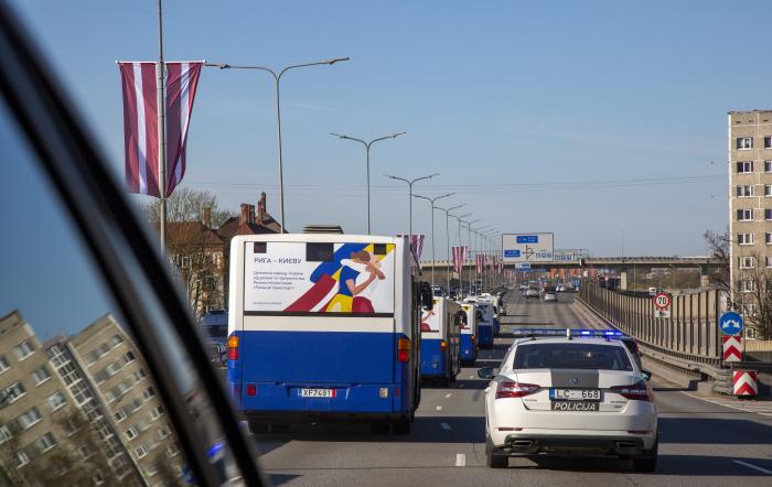 Uz Ukrainu dodas Rīgas dāvinātie 11 rīgas satiksmes autubusi pilni ar homāno palīdzību_Edijas Pālens