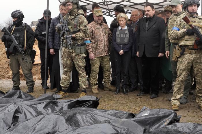 Eiropas Komisijas prezidente Ursula fon der Leiena apmeklā Ukrainas pilsētu Buču, kur Krievijas okupanti pastrādāja pret Ukrainas civiliedzīvotājiem vērstas masu slepkavības