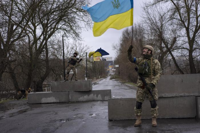 Ukrainas karavīri kontrolpunktā Bučā, pēc Krievijas okupantu padzīšanas 3. aprīlī