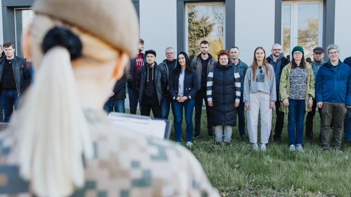 48 brīvprātīgie Latvijas pilsoņi uzsāk pirmo Rezervistu militārās pamatapmācības kursu/Foto: Armīns Janiks/Aizsardzības ministrija