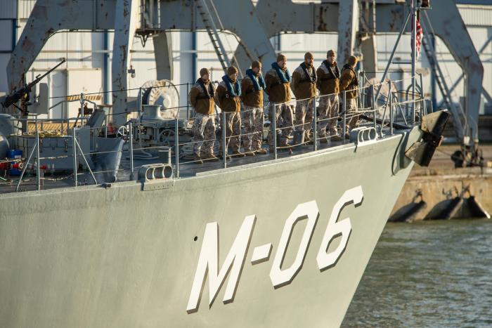 Jūras spēku Mīnu kuģu eskadras mīnu kuģis M - 06 "Tālivaldis" noslēdz savu dalību NATO 1.pastāvīgajā jūras pretmīnu grupā un ienāk Liepājas ostā.